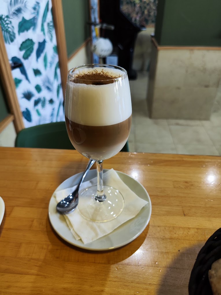 Cafe bombon servido en copa