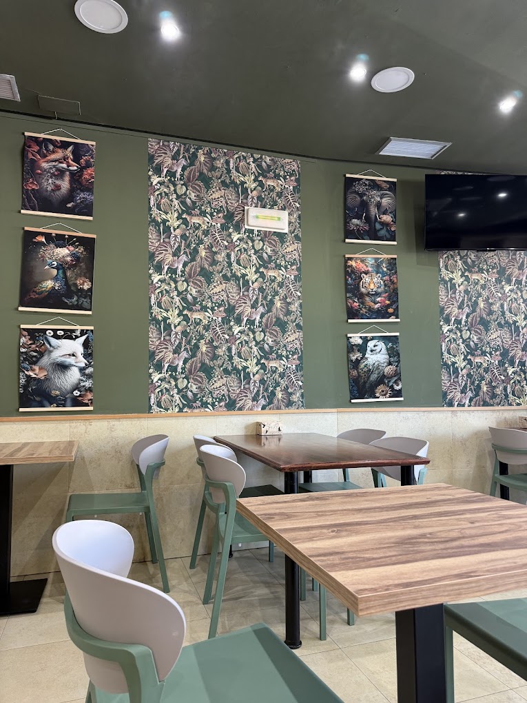 Mesas interiores de Grin Bistro