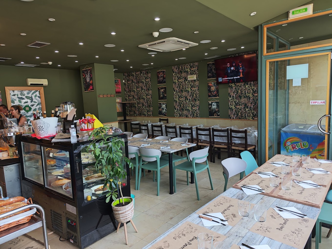 Interior de Grin Bistro con mesas preparadas