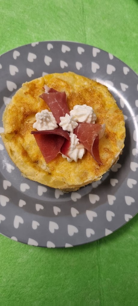 Pintxo de tortilla con jamón